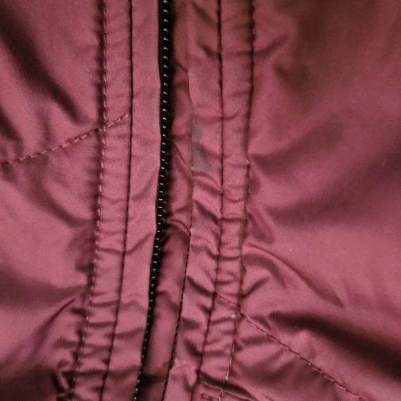 The Northface Women's 550 Maroon Puffer Vest size Small - Picture 5 of 5